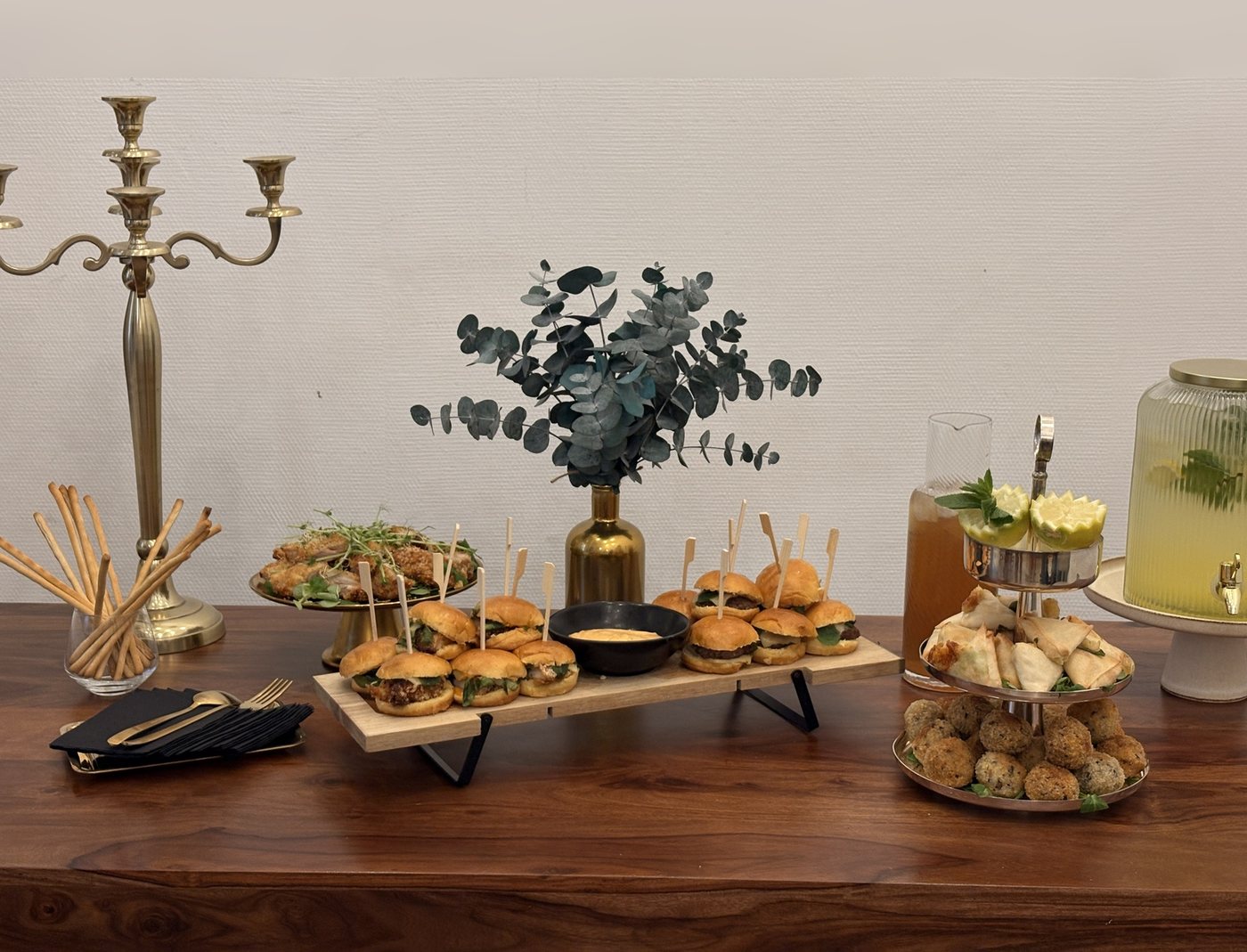 Buffet installé en intérieur, pièces salées et bougeoir doré