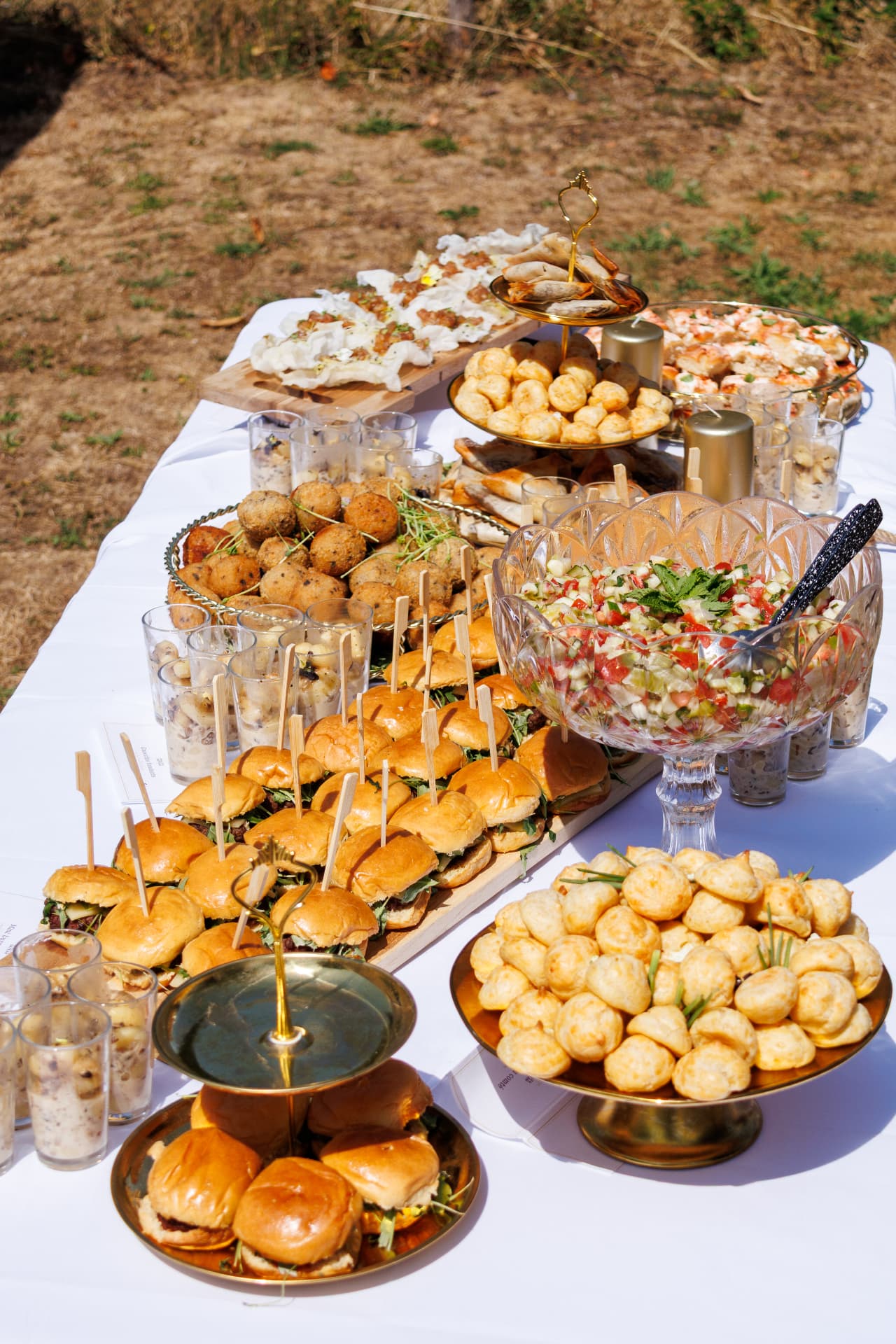 Pièces salées signature dressées sur le buffet
